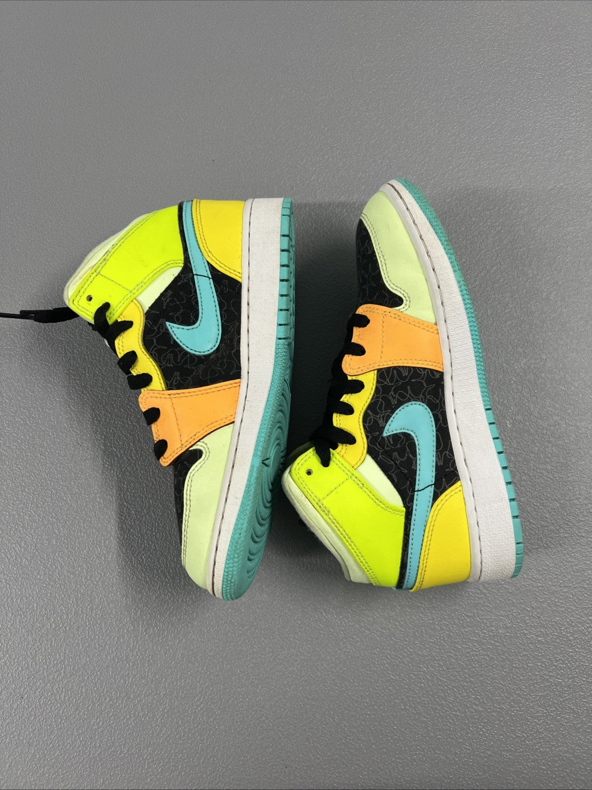 Size 3.5 (GS) - Jordan 1 SE Mid Clover