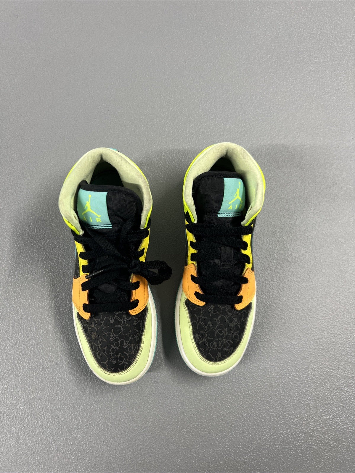 Size 3.5 (GS) - Jordan 1 SE Mid Clover