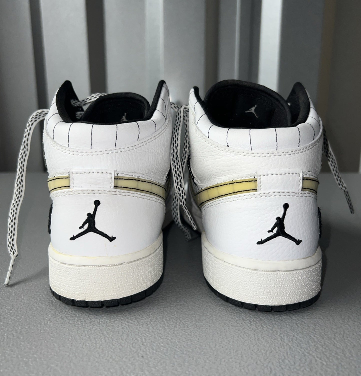 Size 5.5Y or 7 Wmns- Air Jordan 1 GS 'Black Silver’ 327048 102