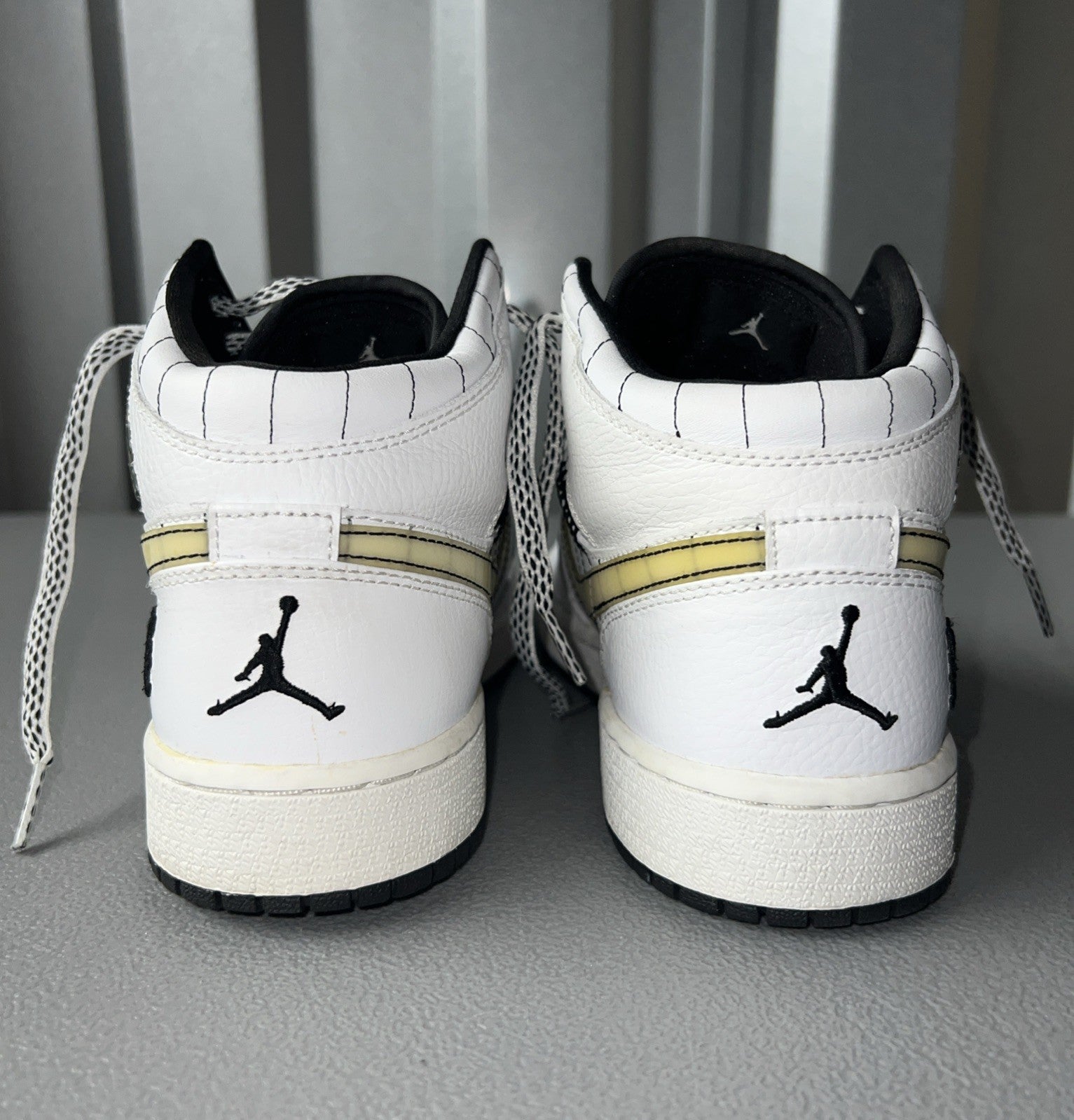 Size 5.5Y or 7 Wmns- Air Jordan 1 GS 'Black Silver’ 327048 102