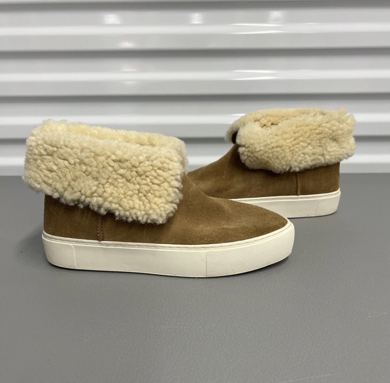 Size 6 UGG Women's Lynus Sneaker Boots -Chestnut Suede