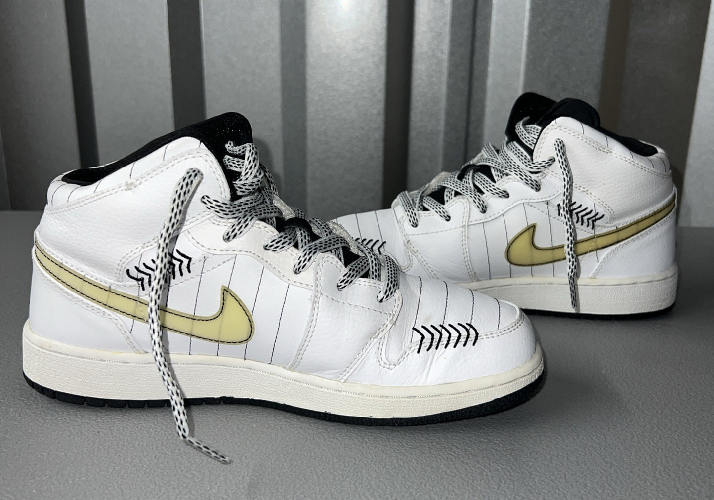 Size 5.5Y or 7 Wmns- Air Jordan 1 GS 'Black Silver’ 327048 102