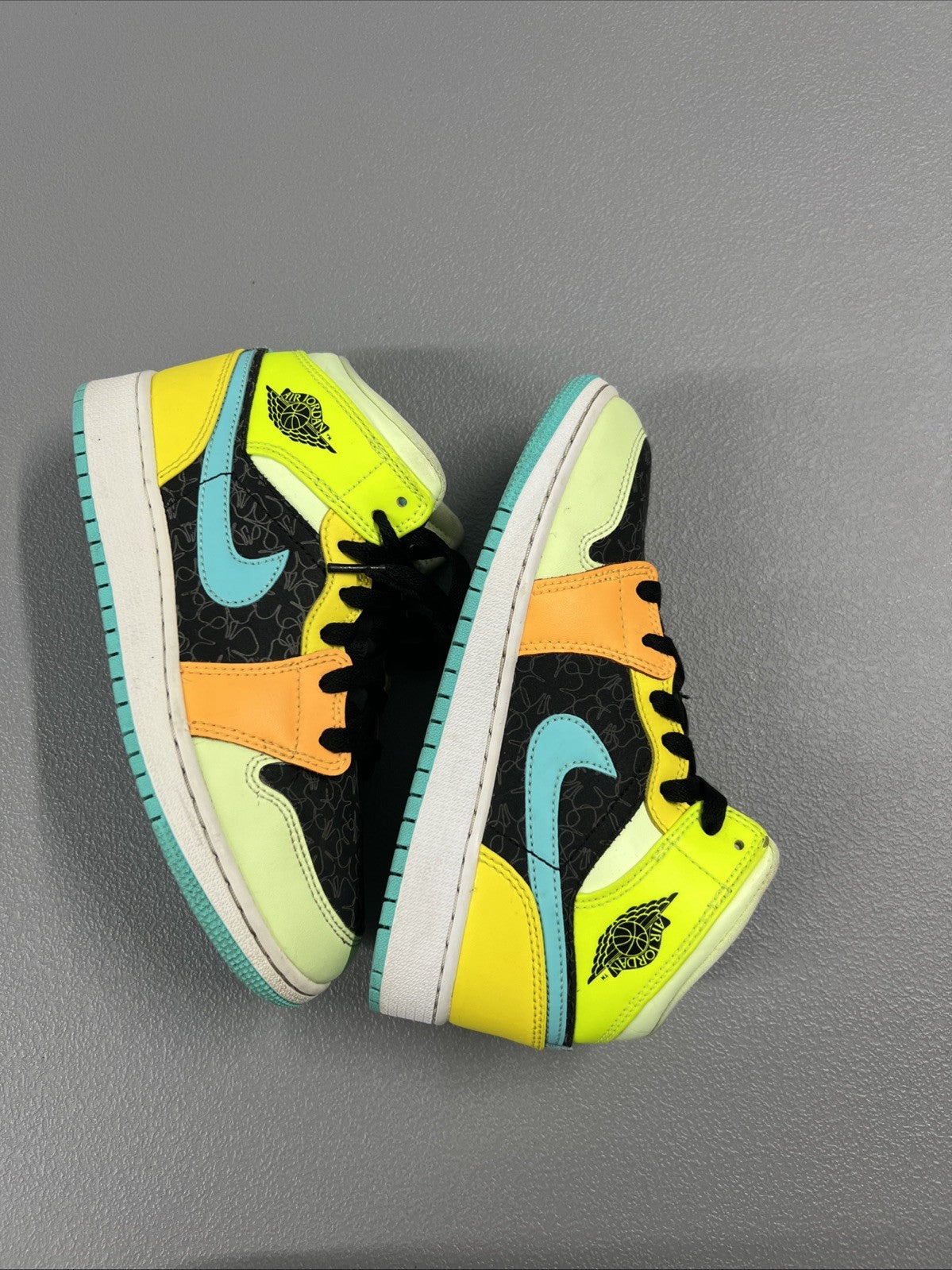 Size 3.5 (GS) - Jordan 1 SE Mid Clover