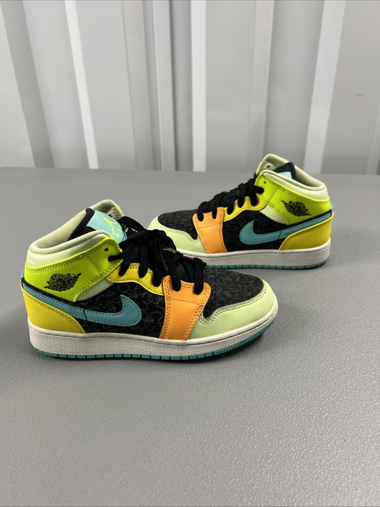 Size 3.5 (GS) - Jordan 1 SE Mid Clover